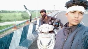Sonia Das (on the scooter) and her friend Sabia Bano on their way from Pune to Jamshedpur.(Sourced)