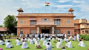 Congress MLAs supporting Rajasthan Chief Minister Ashok Gehlot stage a sit-in protest at the Raj Bhawan demanding Governor Kalraj Mishra convene an urgent Assembly session, in Jaipur.(PTI) Congress MLAs supporting Rajasthan Chief Minister Ashok Gehlot stage a sit-in protest at the Raj Bhawan demanding Governor Kalraj Mishra convene an urgent Assembly session, in Jaipur.(PTI)