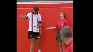 Goran Ivanisevic walks over and hands his racket to 14-year-old ball girl named Amy Kavanagh.(Twitter/@GeetimaK) Goran Ivanisevic walks over and hands his racket to 14-year-old ball girl named Amy Kavanagh.(Twitter/@GeetimaK)