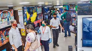 People at an electronic shop on Tilak road in Pune on Saturday.(Milind Saurkar/HT Photo) People at an electronic shop on Tilak road in Pune on Saturday.(Milind Saurkar/HT Photo)