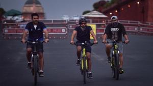 People seen cycling in Rajpath, New Delhi.(Sanchit Khanna/HT PHOTO) People seen cycling in Rajpath, New Delhi.(Sanchit Khanna/HT PHOTO)