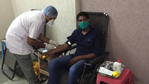 A former Covid-19 patient donating plasma in Navi Mumbai on Monday,(Bachchan Kumr/HT PHOTO) A former Covid-19 patient donating plasma in Navi Mumbai on Monday,(Bachchan Kumr/HT PHOTO)