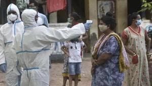 Health workers conduct Covid-19 test at a labour camp, in Mumbai’s Matunga(Satyabrata Tripathy/HT Photo)