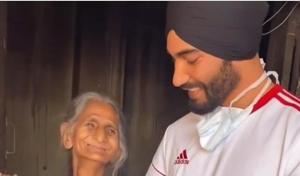 Mandeep Singh Manny donated rations to this old lady who suffers from a neurological disorder Mandeep Singh Manny donated rations to this old lady who suffers from a neurological disorder