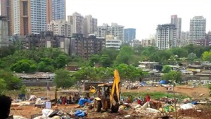 Over 200 police officers were present at the spot to give cover to MCG officials. There was a stray incident of stone-pelting allegedly by those living in the shanties, said MCG official(HT Photo) Over 200 police officers were present at the spot to give cover to MCG officials. There was a stray incident of stone-pelting allegedly by those living in the shanties, said MCG official(HT Photo)