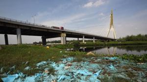 As per an NGT order of 2015, any kind of dumping of waste or construction and demolition debris in and around the floodplains is prohibited.(HT photo) As per an NGT order of 2015, any kind of dumping of waste or construction and demolition debris in and around the floodplains is prohibited.(HT photo)