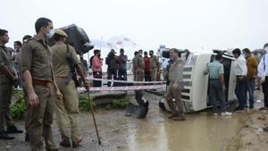 Police officers cordon the site where top criminal Vikas Dubey was killed near Kanpur.(AP) Police officers cordon the site where top criminal Vikas Dubey was killed near Kanpur.(AP)