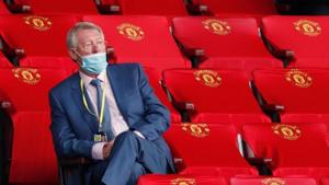 Soccer Football - Premier League - Manchester United v Southampton - Old Trafford, Manchester, Britain - July 13, 2020 Sir Alex Ferguson wearing a protective face mask before the match, as play resumes behind closed doors following the outbreak of the coronavirus disease (COVID-19) Pool via REUTERS/Clive Brunskill(Pool via REUTERS) Soccer Football - Premier League - Manchester United v Southampton - Old Trafford, Manchester, Britain - July 13, 2020 Sir Alex Ferguson wearing a protective face mask before the match, as play resumes behind closed doors following the outbreak of the coronavirus disease (COVID-19) Pool via REUTERS/Clive Brunskill(Pool via REUTERS)