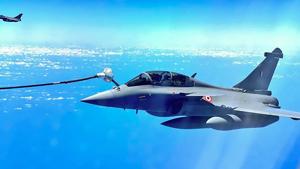 Midair refuelling of one of the five Rafale jets, which took off from France on Monday, on its way to India.(PTI) Midair refuelling of one of the five Rafale jets, which took off from France on Monday, on its way to India.(PTI)