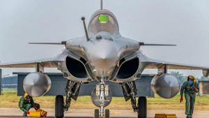 First five Rafale combat aircraft from France arrive at the Air Force Station, in Ambala.(PTI Photo) First five Rafale combat aircraft from France arrive at the Air Force Station, in Ambala.(PTI Photo)