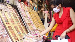 Women buying rakhis ahead of Rakshabandhan festival, at Quilla Road Market, in Rohtak, Haryana, India, on Tuesday, July 28, 2020.(Manoj Dhaka/ Hindustan Times) Women buying rakhis ahead of Rakshabandhan festival, at Quilla Road Market, in Rohtak, Haryana, India, on Tuesday, July 28, 2020.(Manoj Dhaka/ Hindustan Times)