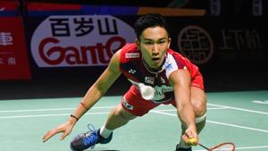 (FILES) This file photo taken on November 8, 2019 shows Kento Momota of Japan hitting a return against Viktor Axelsen of Denmark during their men's singles quarter-final match at the Fuzhou China Open badminton tournament in Fuzhou in China's eastern Fujian province.(AFP) (FILES) This file photo taken on November 8, 2019 shows Kento Momota of Japan hitting a return against Viktor Axelsen of Denmark during their men's singles quarter-final match at the Fuzhou China Open badminton tournament in Fuzhou in China's eastern Fujian province.(AFP)