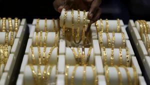A salesman arranges gold bangles inside a jewellery showroom in Mumbai.(Reuters File Photo) A salesman arranges gold bangles inside a jewellery showroom in Mumbai.(Reuters File Photo)