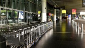 A view of the empty airport premises, during a twice-a-week lockdown against coronavirus, at Netaji Subhas Chandra Bose International (NSCBI) Airport in Kolkata, West Bengal on Saturday.(Samir Jana/HT Photo) A view of the empty airport premises, during a twice-a-week lockdown against coronavirus, at Netaji Subhas Chandra Bose International (NSCBI) Airport in Kolkata, West Bengal on Saturday.(Samir Jana/HT Photo)