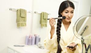 Experts suggest that you must set your foundation with a translucent powder using a brush.(Photo: Shutterstock) Experts suggest that you must set your foundation with a translucent powder using a brush.(Photo: Shutterstock)