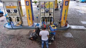 An employee attends to a customer at a petrol pump in Kolkata.(PTI File Photo) An employee attends to a customer at a petrol pump in Kolkata.(PTI File Photo)