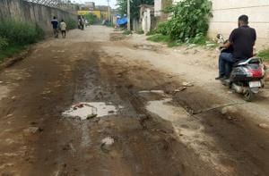 Damaged roads at Zirakpur in Mohali.(Gurminder Singh/HT) Damaged roads at Zirakpur in Mohali.(Gurminder Singh/HT)