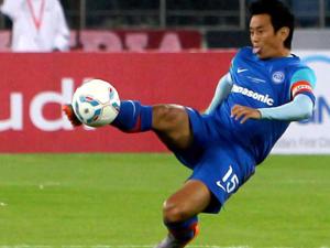 Bhaichung-Bhutia-in-action-during-a-friendly-football-match-against-FC-Bayern-Munich-at-JLN-Stadium.(PTI) Bhaichung-Bhutia-in-action-during-a-friendly-football-match-against-FC-Bayern-Munich-at-JLN-Stadium.(PTI)