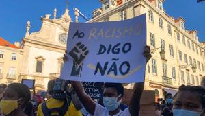 A protester holds a sign reading "Say no to racism" during an anti-racism protest in honour of Bruno Cande in Lisbon, Portugal, July 31, 2020.(REUTERS) A protester holds a sign reading "Say no to racism" during an anti-racism protest in honour of Bruno Cande in Lisbon, Portugal, July 31, 2020.(REUTERS)