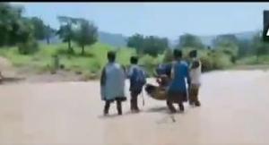 In a video, four men were seen carrying the women seated in a basket strung on a long lathi.(ANI screengrab) In a video, four men were seen carrying the women seated in a basket strung on a long lathi.(ANI screengrab)