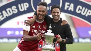 Arsenal's head coach Mikel Arteta and Arsenal's Pierre-Emerick Aubameyang pose with the FA Cup.(AP) Arsenal's head coach Mikel Arteta and Arsenal's Pierre-Emerick Aubameyang pose with the FA Cup.(AP)