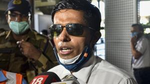IPS Officer Vinay Tiwari speaks to media personnel after arriving in the city for investigation in the ongoing death by suicide case of Bollywood actor Sushant Singh.(PTI) IPS Officer Vinay Tiwari speaks to media personnel after arriving in the city for investigation in the ongoing death by suicide case of Bollywood actor Sushant Singh.(PTI)