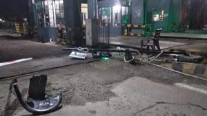 A majority of the staff fled the toll plaza, and the two, who had beaten up the youth, were thrashed by the mob.(HT photo) A majority of the staff fled the toll plaza, and the two, who had beaten up the youth, were thrashed by the mob.(HT photo)