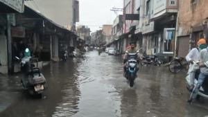 Vehicles move on a waterlogged road near Jagadhari Gate after the rain in Ambala city on Tuesday(Ht photo) Vehicles move on a waterlogged road near Jagadhari Gate after the rain in Ambala city on Tuesday(Ht photo)