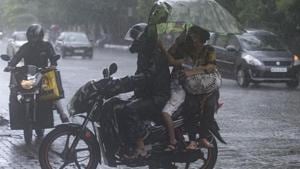 People caught in rain at Mulund in Mumbai.(Pratik Chorge/HT Photo) People caught in rain at Mulund in Mumbai.(Pratik Chorge/HT Photo)