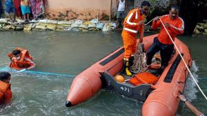 NDRF team searching the bodies who fell into a drain after their room collapsed in a residential chawl at Agripada in Dhobighat.(ANI) NDRF team searching the bodies who fell into a drain after their room collapsed in a residential chawl at Agripada in Dhobighat.(ANI)