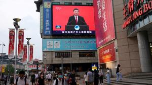 People wearing face masks following the coronavirus disease (Covid-19) outbreak, walk past a giant screen broadcasting a news footage of Chinese President Xi Jinping at a shopping area in Beijing, China July 31, 2020.(REUTERS) People wearing face masks following the coronavirus disease (Covid-19) outbreak, walk past a giant screen broadcasting a news footage of Chinese President Xi Jinping at a shopping area in Beijing, China July 31, 2020.(REUTERS)