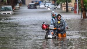 Commuters wade through a waterlogged street following heavy rainfall in Mumbai.(PTI) Commuters wade through a waterlogged street following heavy rainfall in Mumbai.(PTI)