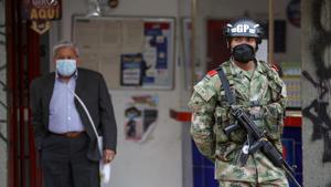 A military police officer wearing a face mask patrols a street during the government-mandated quarantine to lower the rates of contagion from the coronavirus disease outbreak, in Bogota, Colombia.(Reuters Photo) A military police officer wearing a face mask patrols a street during the government-mandated quarantine to lower the rates of contagion from the coronavirus disease outbreak, in Bogota, Colombia.(Reuters Photo)