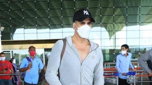 Actor Akshay Kumar, acompanied by his wife writer Twinkle Khanna and kids, Aarav and Nitara, left for the UK. The actor will shoot for his film Bell Bottom there. (varinder chawla) Actor Akshay Kumar, acompanied by his wife writer Twinkle Khanna and kids, Aarav and Nitara, left for the UK. The actor will shoot for his film Bell Bottom there. (varinder chawla)