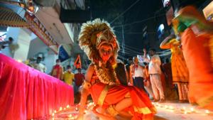 At many places in Old Delhi, traders organised special aartis (rituals) and lighting of lamps.(Raj K Raj/HT Photo) At many places in Old Delhi, traders organised special aartis (rituals) and lighting of lamps.(Raj K Raj/HT Photo)