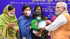 Haryana chief minister Manohar Lal distributing milk powder to a beneficiary in Chandigarh on Wednesday.(HT PHOTO) Haryana chief minister Manohar Lal distributing milk powder to a beneficiary in Chandigarh on Wednesday.(HT PHOTO)