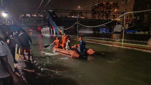 NDRF personnel rescue passengers from a local train stranded between Masjid Bunder and Byculla stations on the Central line, during heavy rain in Mumbai on Wednesday.(PTI Photo) NDRF personnel rescue passengers from a local train stranded between Masjid Bunder and Byculla stations on the Central line, during heavy rain in Mumbai on Wednesday.(PTI Photo)