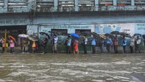 Pedestrians cross a waterlogged street during heavy rains, at at Byculla area in Mumbai.(PTI) Pedestrians cross a waterlogged street during heavy rains, at at Byculla area in Mumbai.(PTI)