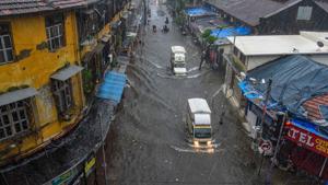 Vehicles ply on a waterlogged street during heavy rains, at Byculla area in Mumbai.(PTI) Vehicles ply on a waterlogged street during heavy rains, at Byculla area in Mumbai.(PTI)