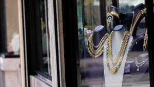 Gold items are seen on a display window of a gold and jewellery store in Los Angeles.(Reuters File Photo) Gold items are seen on a display window of a gold and jewellery store in Los Angeles.(Reuters File Photo)