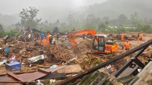 Rescue workers look for survivors at the site of a landslide during heavy rains in Idukki, Kerala, August 7, 2020.(REUTERS) Rescue workers look for survivors at the site of a landslide during heavy rains in Idukki, Kerala, August 7, 2020.(REUTERS)