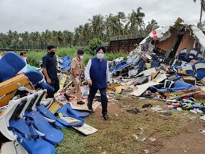 Union civil aviation minister Hardeep Singh Puri inspecting the site at Kozhikode airport where the Air India Express plane crashed on Aug 7, 2020.(ANI)