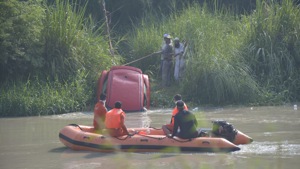 NDRF personnel are helping in search for the three missing men.(Sakib Ali / HT Photo) NDRF personnel are helping in search for the three missing men.(Sakib Ali / HT Photo)