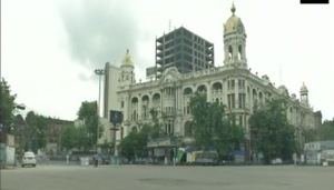 A view of a deserted road in Kolkata as the state is under a complete lockdown on Aug 8,2020, to curb the spread of Covid-19 disease.(ANI) A view of a deserted road in Kolkata as the state is under a complete lockdown on Aug 8,2020, to curb the spread of Covid-19 disease.(ANI)