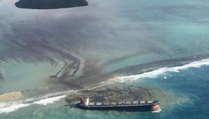 This photo taken and provided by Eric Villars shows oil leaking from the MV Wakashio, a bulk carrier ship that recently ran aground off the southeast coast of Mauritius, Friday, Aug. 7, 2020.(AP photo) This photo taken and provided by Eric Villars shows oil leaking from the MV Wakashio, a bulk carrier ship that recently ran aground off the southeast coast of Mauritius, Friday, Aug. 7, 2020.(AP photo)