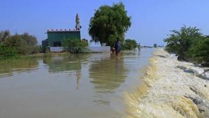 Villagers wade through a flooded area of Dadu, a district in Pakistan's southern Sindh province, Sunday.(AP) Villagers wade through a flooded area of Dadu, a district in Pakistan's southern Sindh province, Sunday.(AP)