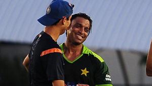 Ashish Nehra and Shoaib Akhtar share a light moment.(Getty Images) Ashish Nehra and Shoaib Akhtar share a light moment.(Getty Images)