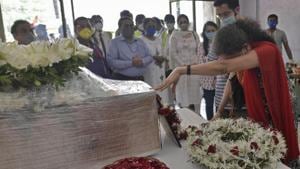 Sushma Sathe during the funeral ceremony of her husband Captain Deepak Sathe at Air India Cargo, Andheri in Mumbai on August 09, 2020(Satyabrata Tripathy/HT Photo) Sushma Sathe during the funeral ceremony of her husband Captain Deepak Sathe at Air India Cargo, Andheri in Mumbai on August 09, 2020(Satyabrata Tripathy/HT Photo)