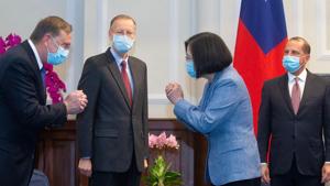 Taiwan's President Tsai Ing-wen (2nd R) and US Secretary of Health and Human Services Alex Azar (R)at the Presidential Office in Taipei.(AFP) Taiwan's President Tsai Ing-wen (2nd R) and US Secretary of Health and Human Services Alex Azar (R)at the Presidential Office in Taipei.(AFP)