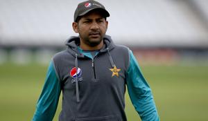 Sarfaraz Ahmed was seen performing 12th-man duties during the first Test against England.(Getty Images) Sarfaraz Ahmed was seen performing 12th-man duties during the first Test against England.(Getty Images)